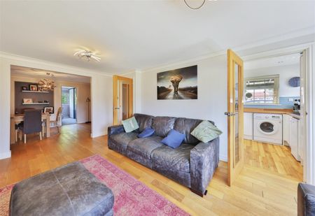 3 bedroom Bungalow To Let - Photo 2
