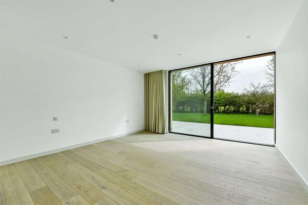 A high-specification home on a bespoke gated estate of four properties in Winkfield. - Photo 1