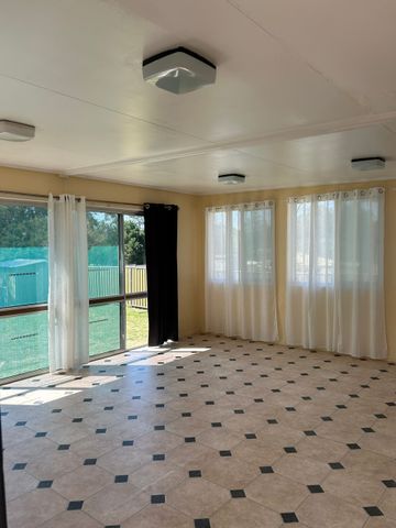 Charming Home in South Toowoomba – a Stone's Throw Away to the Golf Course. - Photo 4