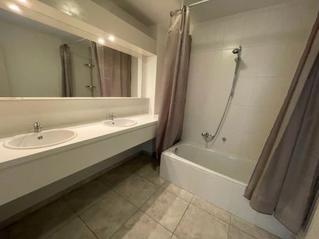 ruim instapklaar twee slaapkamer appartement met groot zongericht terras & gelijkvloerse garage - Photo 3