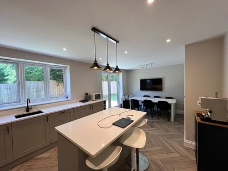 Horley 4 bedroom house to rent - Photo 4