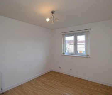 3 bedroom flat to rent - Photo 3