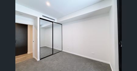 Brand New and Spacious Waterfront three bedrooms | Natural light throughout | Prime location access to everything - Photo 2