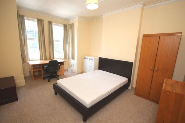 3 Bedroom Flat – Kingston (Queen Elizabeth Road, KT2) - Photo 1