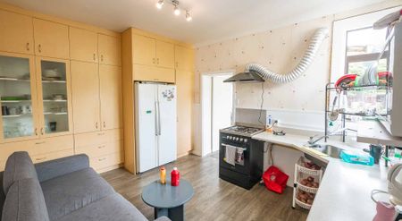 Warm, Furnished Home - Photo 4