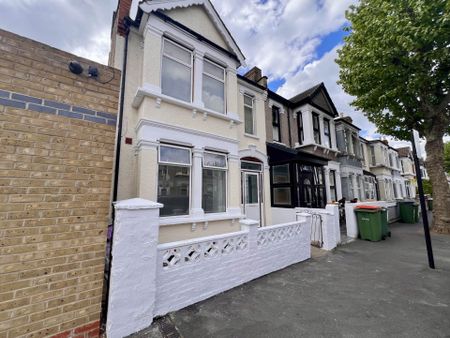Guide Price £2,800 pcm - Available Now - Unfurnished - Photo 4