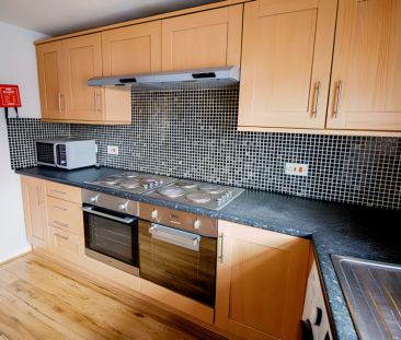 8 bedrooms 2 bathrooms - Photo 5