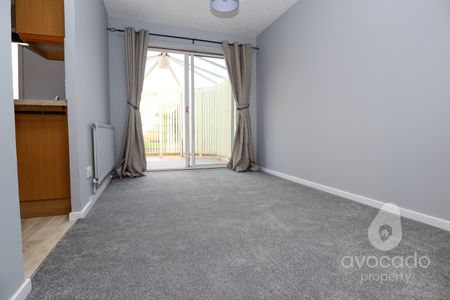 3 bed detached house to rent in Larch Way, Farnborough, Hampshire, GU14 0QN - Photo 4