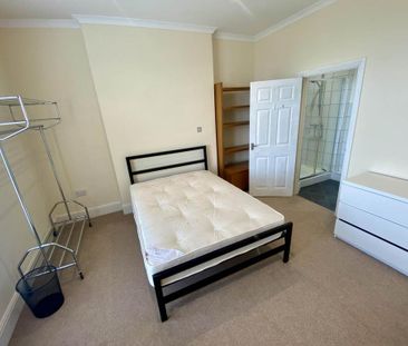 3 bedroom flat to rent - Photo 4