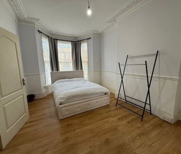 One Bedroom flat with separate kitchen off ilford lane- £1450 inclu... - Photo 6