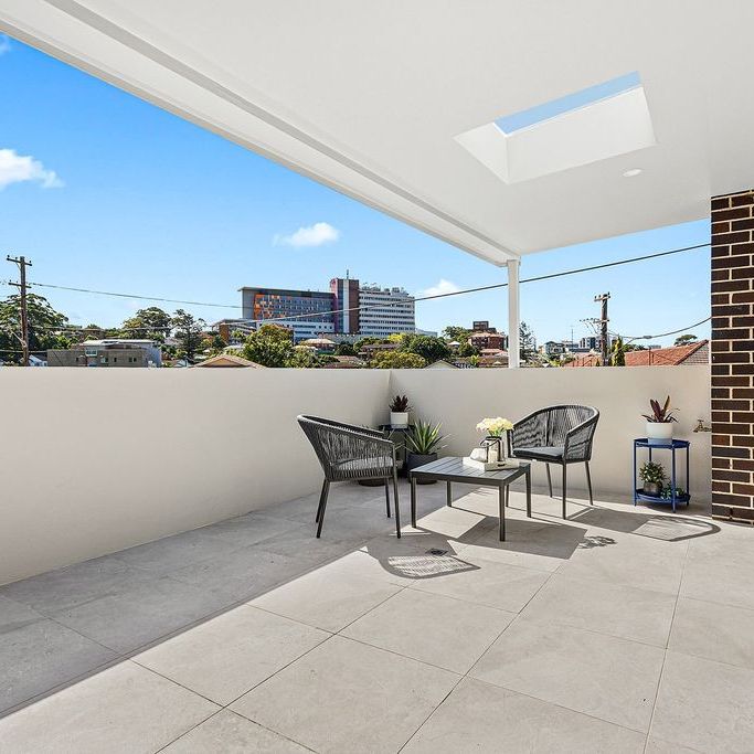 Modern Townhouse in Prime Wollongong CBD Location - Photo 1