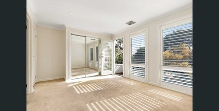 Modern & Spacious Townhouse in a Prime Burwood East Location - Photo 4