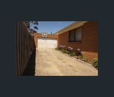 4 Bedroom Family home - Close to Transport - Photo 5