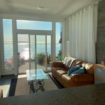 Beautiful, unique pet friendly Oceanfront 1 bdrm - Photo 3