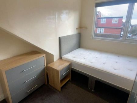 1 bedroom in a house share to rent - Photo 2