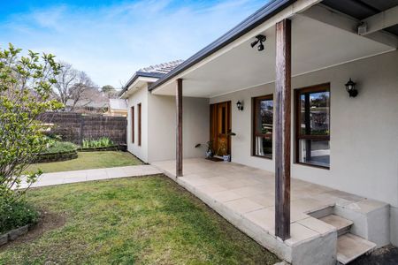Beautifully Furnished Central Home - Photo 4