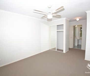 Quiet 3 bedroom townhouse - Photo 1