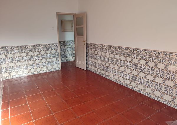 Apartamento de 3 assoalhadas com a cozinha equipada para arrendar em Algés