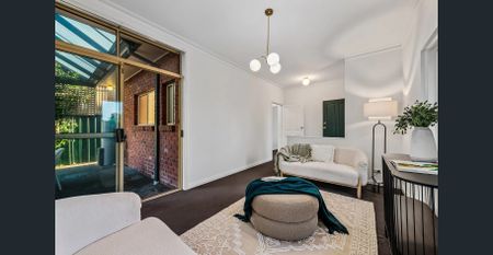 Modern, light-filled 2 Bedroom Home in Quiet, Picturesque Street - Photo 2