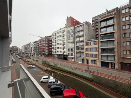 Instapklaar goed onderhouden appartement met één slaapkamer in het hartje van Blankenberge. Dichtbij het strand, het commercieel centrum en het openbaar vervoer. - Photo 3