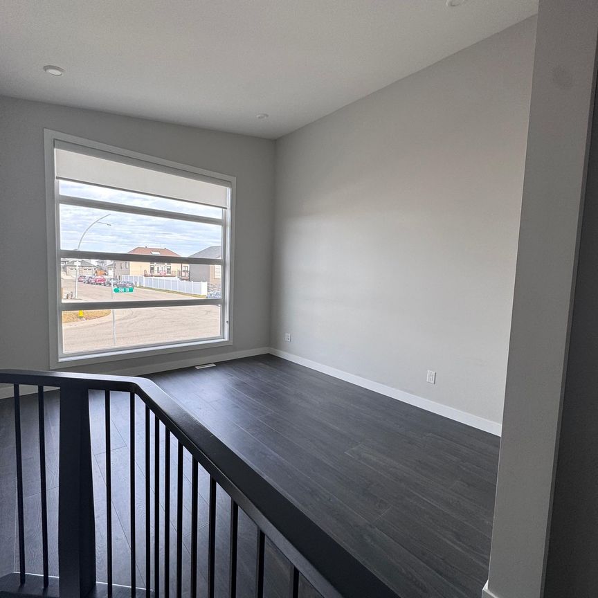 Evergreen - 3 Bedrooms/2 Bathrooms - Upper Unit - 587 Kloppenburg Cres - Photo 1