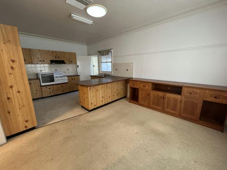 Three Bedroom House in West Tamworth - Photo 5