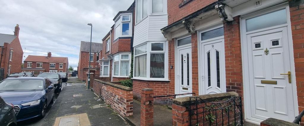 2 bedroom ground floor flat to rent - Photo 1
