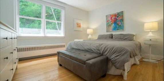 Very spacious modern feel mins to bloor st west! - Photo 2