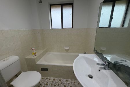 Newly painted 2 bedroom unit - Photo 2