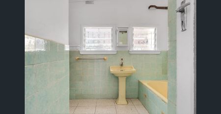 Charming three bedroom cottage in quiet laneway setting - Photo 4