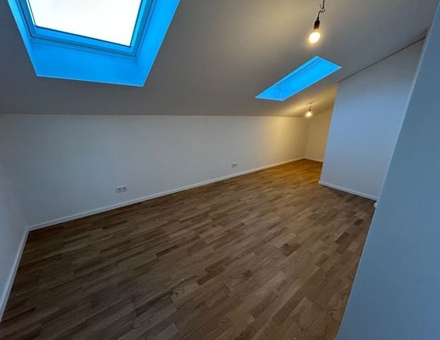 Erstbezug nach Sanierung - Exklusive 4- Zimmer Dachgeschosswhg. mit EBK,Dachterrasse u. GÃ¤ste-WC zu vermieten! - Photo 1