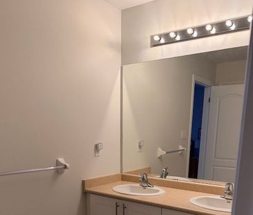 For Lease - 936 Goring Circle, Newmarket, Ontario - Photo 5