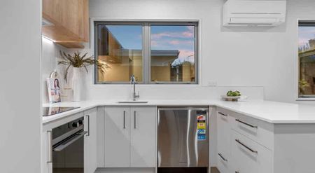 Brand New Three Bedroom Townhouse! - Photo 4