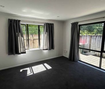 Walk to Uni - Photo 2