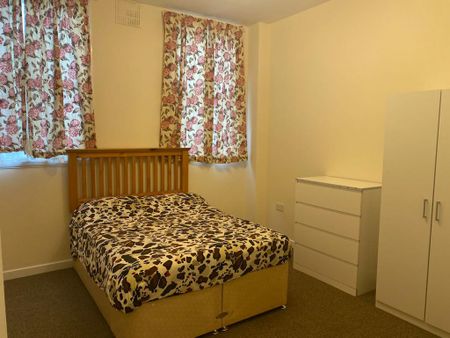 3 bedroom flat to rent - Photo 5