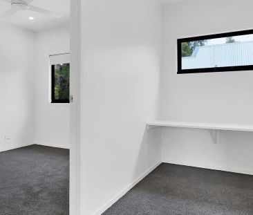 EXECUTIVE TOWNHOUSE IN LEAFY STREET - Photo 6