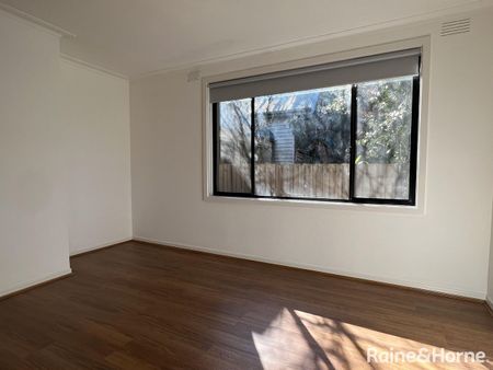 Spacious one bedroom unit - Photo 2