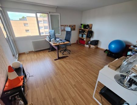Renovierte 4.5 Zimmerwohnung an zentraler Lage - Photo 2