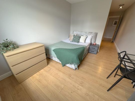 4 bedroom flat to rent - Photo 1