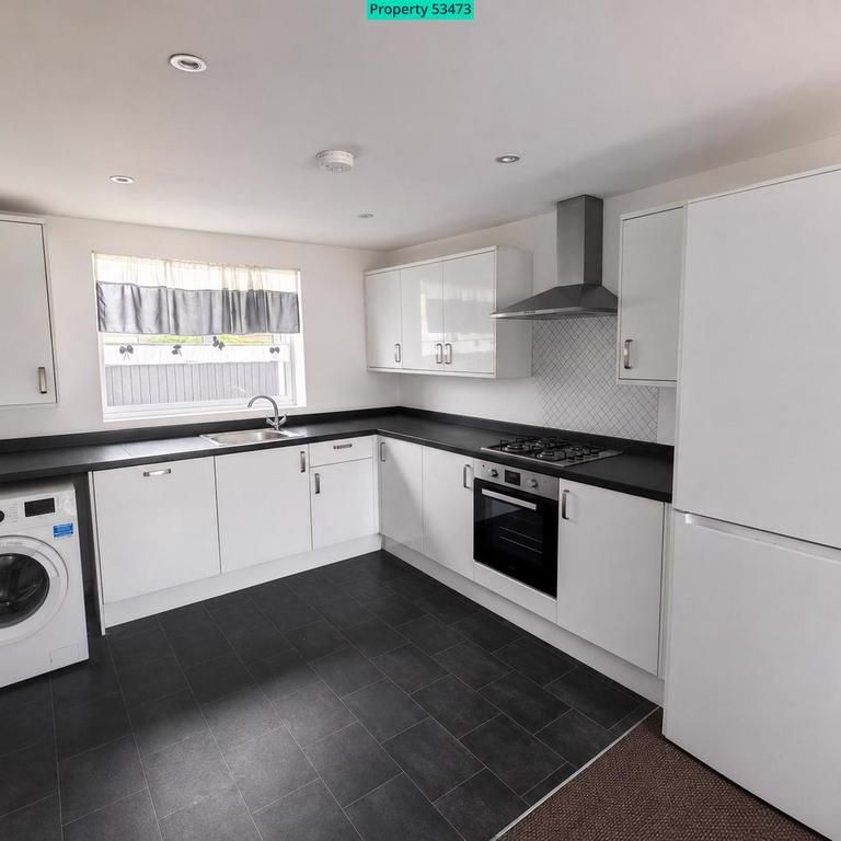 3 bedroom end of terrace house to rent - Photo 1