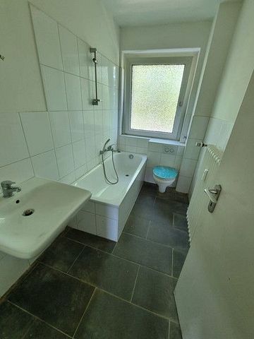 Schöne Aussicht: 2-Zimmer-Wohnung mit modernem Bad und Balkon - Foto 5