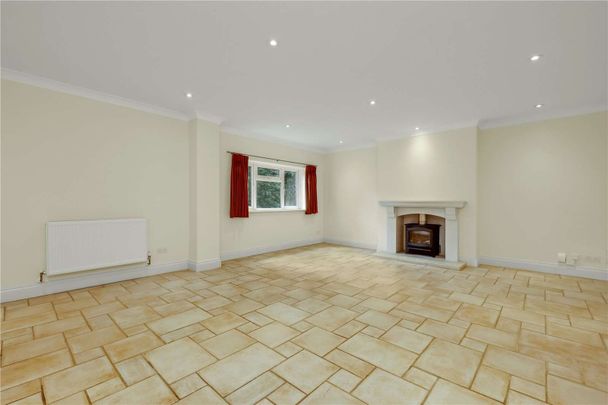 A spacious five bedroom detached family home in Virginia Water - Photo 1