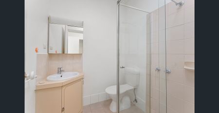 LARGE THREE BEDROOM PROPERTY - Photo 4