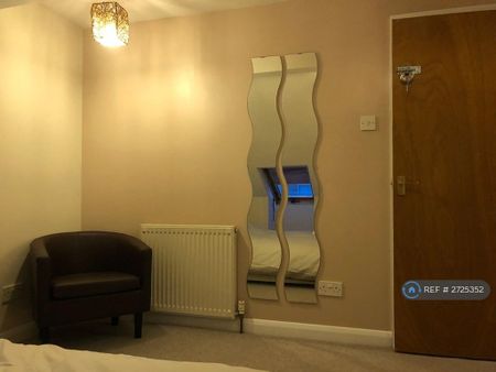 1 bedroom in a house share to rent - Photo 3