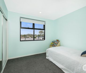 Massive Two Bedroom Apartment Close to Everything! - Photo 3