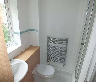 Bedroom Semi-detached House In Farnborough, GU14 - Photo 6