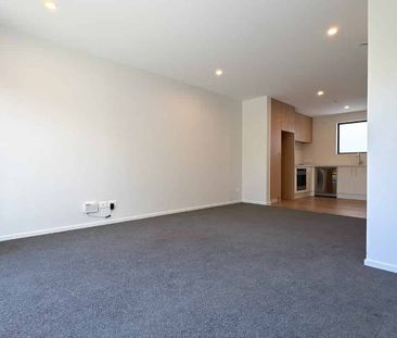 Modern, warm 2 bedroom townhouse with carpark! - Photo 1