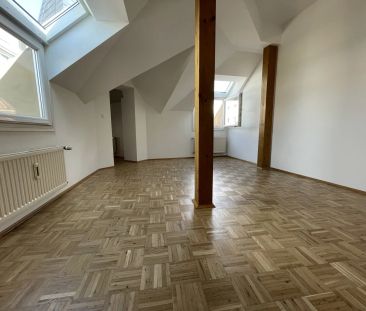 Zentral gelegene 2-Zimmer-Dachgeschoßwohnung mit besonderem Flair - Photo 2