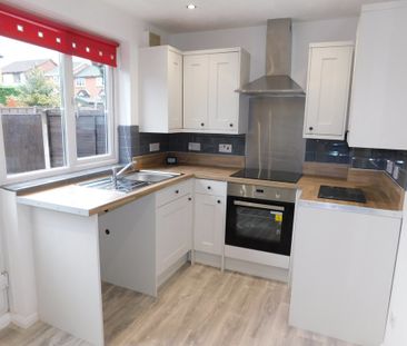 2 bedroom mid terrace to let - Photo 3