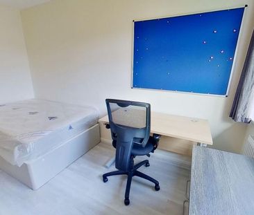 4 bedroom semi-detached house to rent - Photo 4